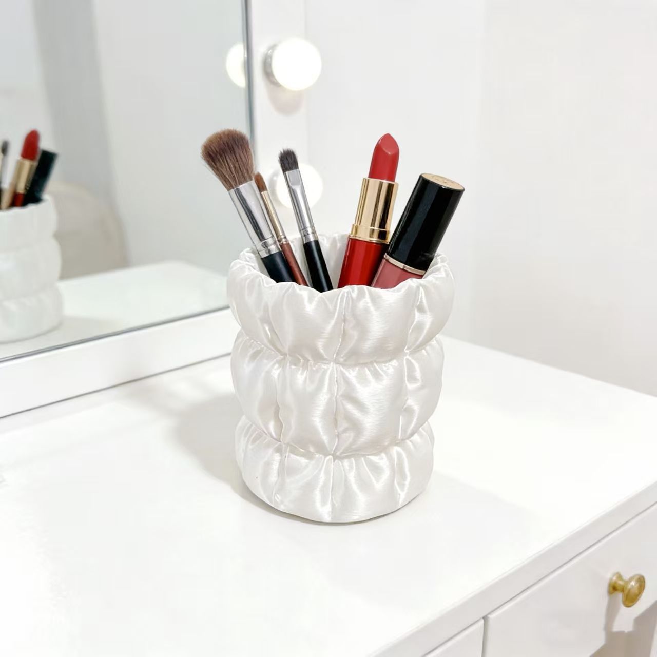 Cloud Ruched Satin Make-upbors - Luxury Skincare And Makeup Brands recensie en prijs